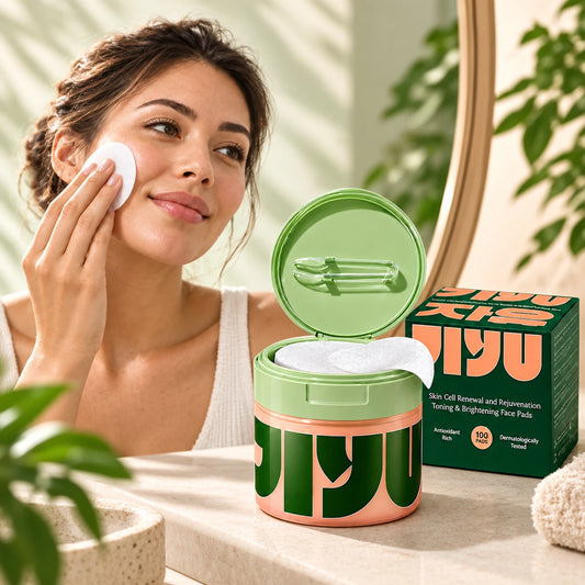 Mujer aplicando un pad facial JIYU frente al espejo